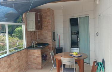 Terraço Familiar , 2 quartos com ar condicionado, 2 banheiros, churrasqueira a carvão , wi-fi, vaga para 2 carros suporta até 7 pessoas - Foto 27