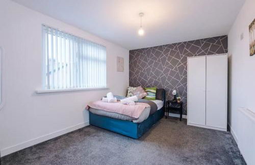 Group-Friendly Home near Manchester with Hot Tub and Private Cinema Room - Foto 28