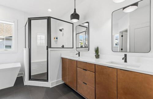 Modern House by Downtown with Garage and Fenced-in Yard - Foto 32