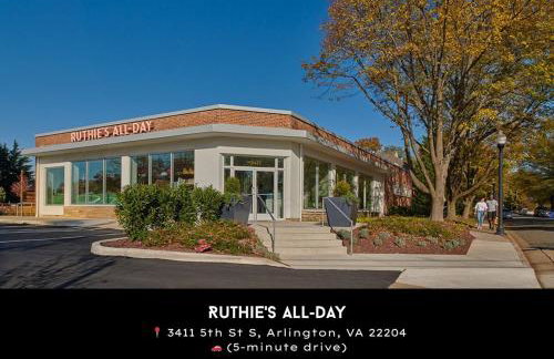 Charming 4BR Retreat in Arlington Sleeps 12 NearDC - Foto 18