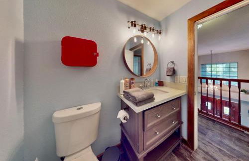 Beautiful Modern Home with Pool in Prime Strip Location - Foto 33