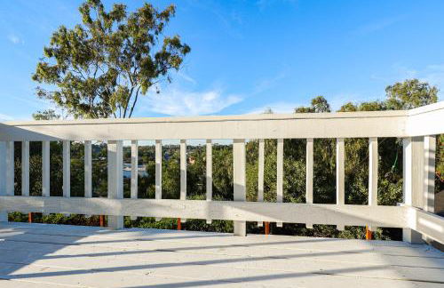 Modern Oceanside Living! Family Home with Workspace - Foto 19