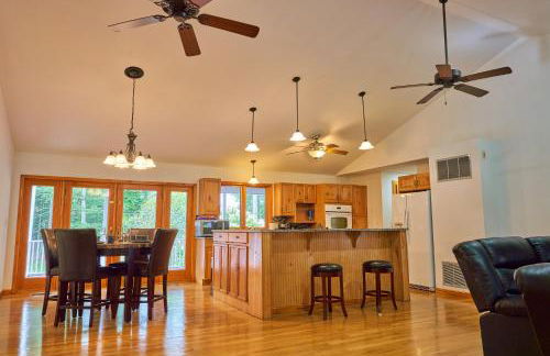 Serene Rustic Retreat with Lake - Foto 25