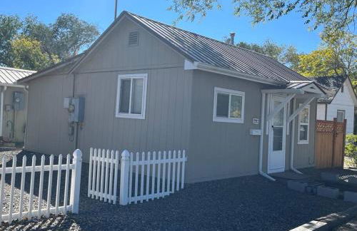 Cheerful pet-friendly bungalow right in town - Foto 8