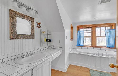 Charming Country 4BR Retreat with Riverfront Views cabin - Foto 21