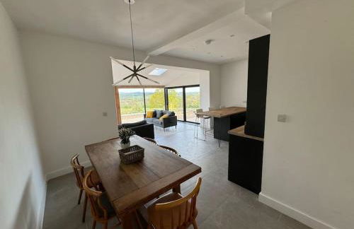 The Hayloft, Modern 4 Bed, 8 person, Barn Conversion in a Rural Location with Great Access & Hot Tub - Foto 10