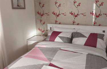 Spacious 4 Bed house with parking and garden at Reading - Photo 17