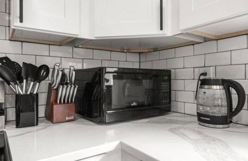 Boho 5BR Modern Villa w Hot Tub, Grill, Patio and Backyard - Foto 28