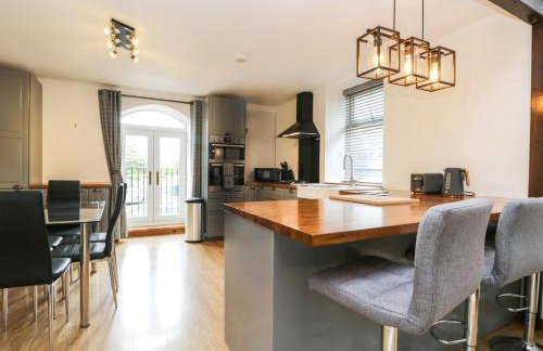 Coach House - Photo 13