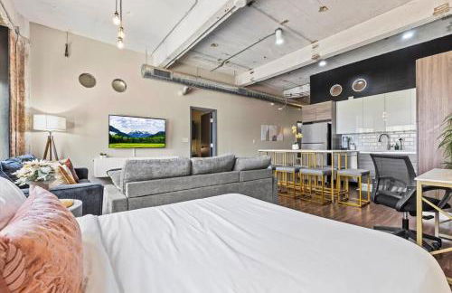 Heart of Downtown Dallas 2BR 2BA Getaway - Photo 35