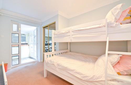 Princes Esplanade-Beachfront House with Balcony a stone throw from Gurnard Beach - Foto 21