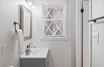 Perfect cute home in Garner with firepit & king bed - Foto 24