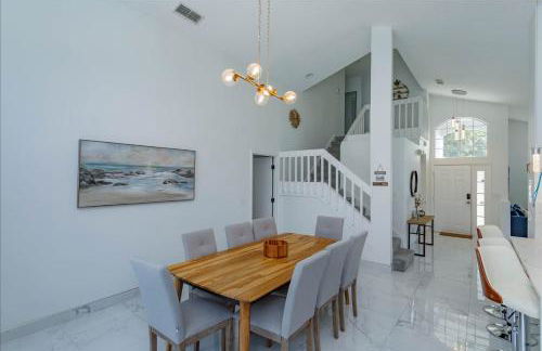 Lovely 4 Bed Oasis In the mix of everything - Photo 11