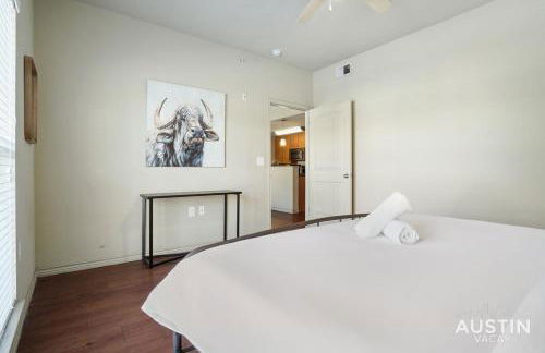 Dual Urban Oasis 8BR in Vibrant North Loop Hub - Foto 12