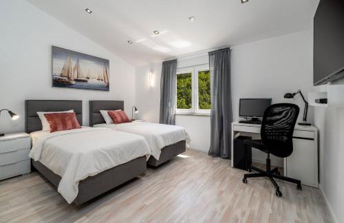 Villa Zara with 32 sqm heated Pool, Jacuzzi, Billiard, Tennis table, 8pax - Photo 27