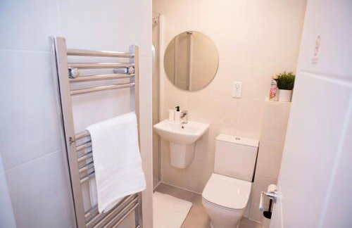 Walnut Luxurious 2-Bedroom with Ensuite - Parking, Netflix, WIFI - Close to Oxford, Bicester & Blenheim Palace - Photo 17