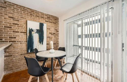 Your Comfy King Suite Getaway - Sleeps 4 - Pool, Prkg - Foto 13