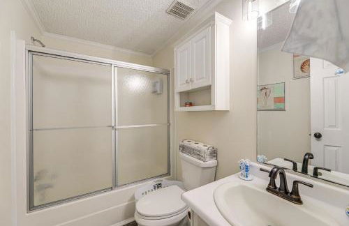 7 Mi to Beach! Sneads Ferry Family Home with Hot Tub - Foto 21