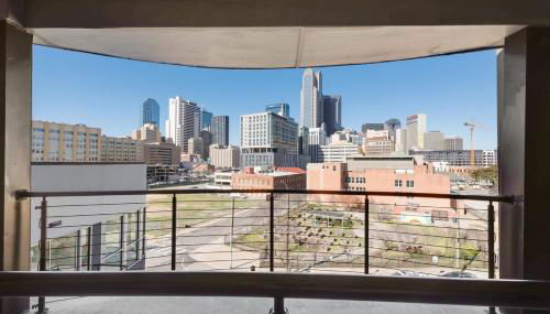 Metro View 2BR I Parking I King Bed I Workspace - Foto 3