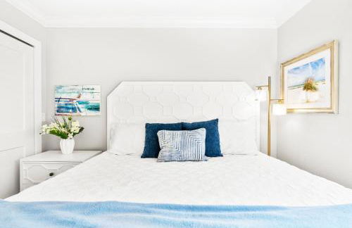 100 Steps to beach access - 5 minute walk to the Village - Private Porch - Foto 14