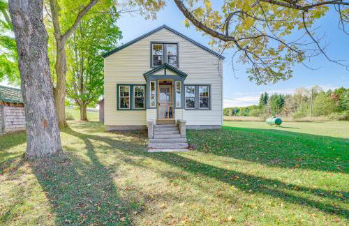 Pellston Farmhouse with Snowmobile Trail Access! - Foto 26