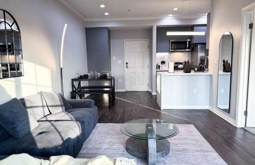 Bright & Spacious in Iconic LA Neighborhood Free parking - 10mins to Cedars - Photo 5