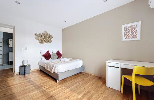 Le Baron Rouge - T4 Élégant & Spacieux - Parking Privé - 6 personnes - Climatisation - Centre ville de Saint-Etienne - Foto 7