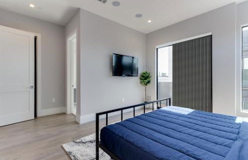 Modern 5 Bedroom Masterpiece With Rooftop Deck - Photo 27