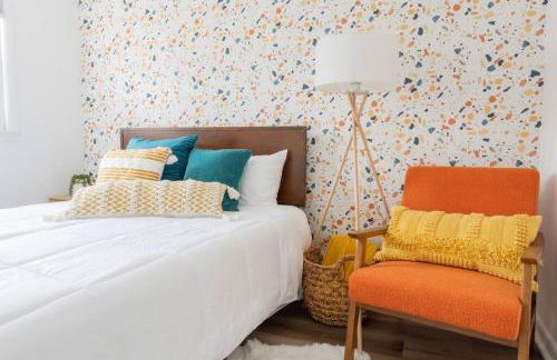 Retro Retreat: 1br home w/ WFH desk, livingroom, and fire pit - Foto 19