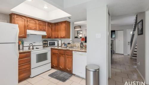 2 Miles to DT Updated Pet-Friendly Home for Four - Foto 3
