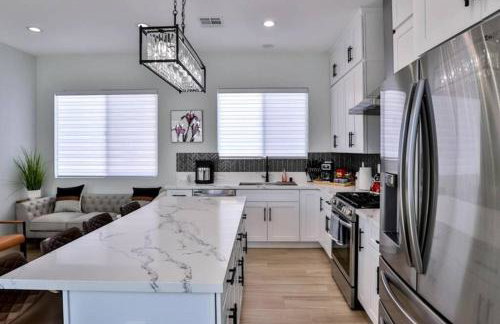 H&H New Built 2023 Hidden Gem Heart of OC 3 Queen Beds - Foto 3