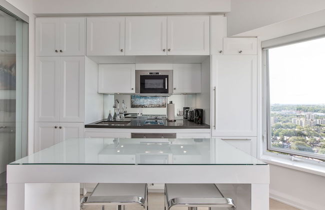 QuickStay - Chic in Yorkville (Yonge & Bloor) - Photo 9