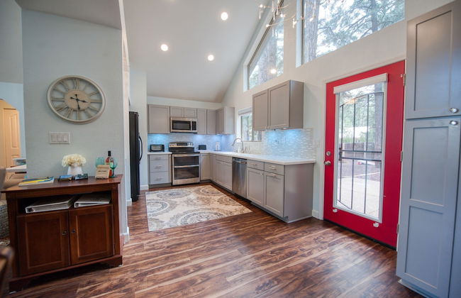 Home In The Pines Near Downtown w Hottub - Foto 2