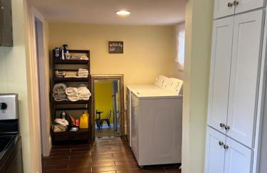 Getaway Country Cottage -Entire House w/ Fireplace - Foto 8