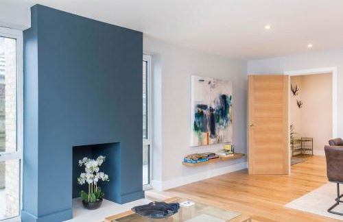 Stylish new Home With Parking - King Beds Garden - Foto 22