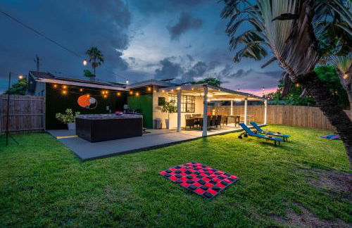 Waterfront Oasis Escape with 7 Seats Hot Tub! - Foto 47