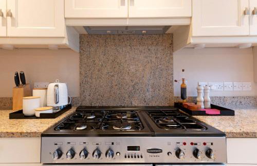 Guildford - 4 Bedroom House - Private Parking - Photo 5