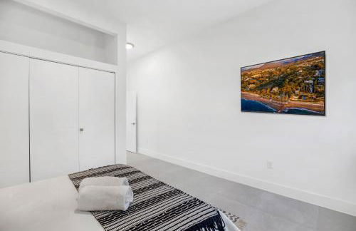 Up to 12 Guests! Modern villa near Wynwood - Photo 14