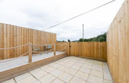 Sleeps 6. Free Wifi. Free Parking central location. - Photo 54