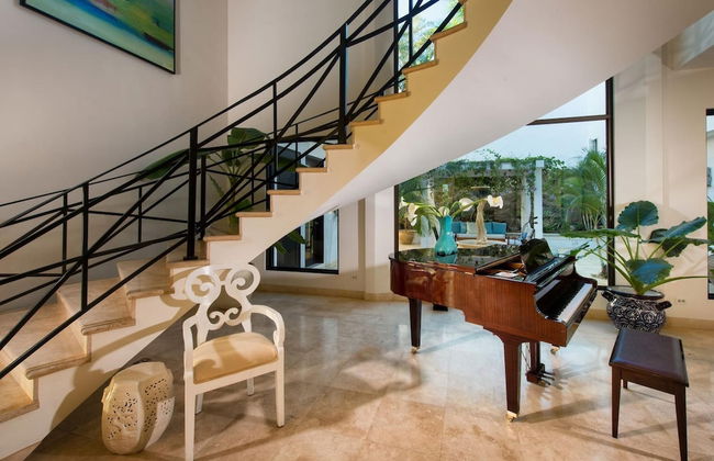 Exquisite Hilltop Villa with Luxurious Modern Design, Sweeping Ocean Views & Sparkling Infinity Pool - Foto 32