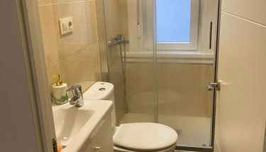 piso estacion de tren -bus soleado - Foto 3