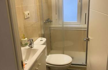 piso estacion de tren -bus soleado - Foto 3