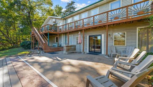 Lakefront Retreat with Deck Movie Room and Yard - Foto 5
