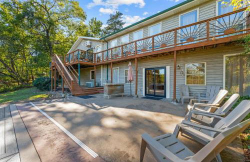 Lakefront Retreat with Deck Movie Room and Yard - Foto 5