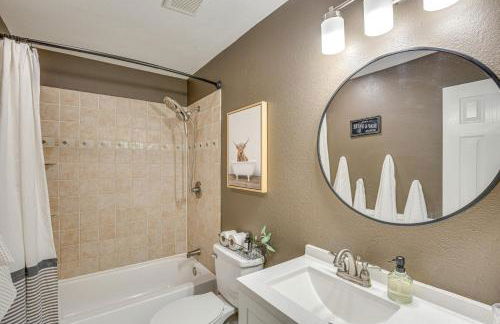 Game Room and Fire Pit Family-Friendly Aubrey Home - Foto 17