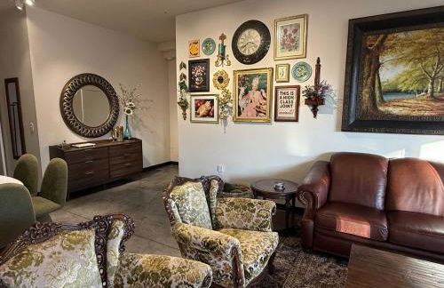 Stylish South Hill Retreat Queen Bed and Sofa Sleeper Full Kitchen Free Parking - Foto 17