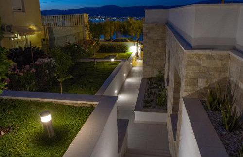 Luxury Poolside Villa - Photo 39