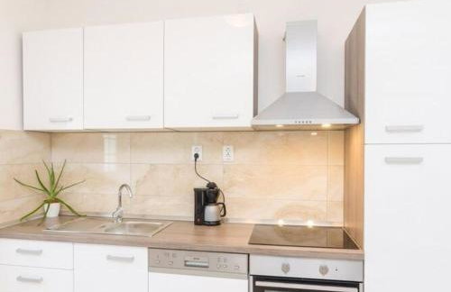 Villa Dalmatian Gem - Two-Bedroom Villa with Terrace and Swimming Pool - Photo 7