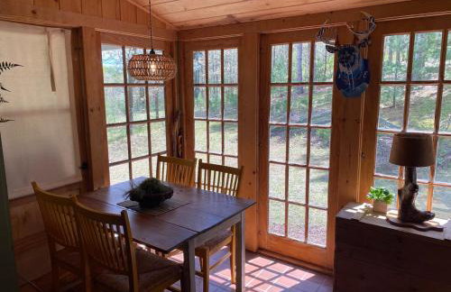 Cabin in the woods with fire pit and porch - Foto 35