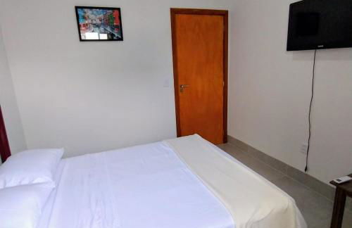 Residencial Renne Augusto, Apto 01, dois quartos, um banheiro, Wifi e estacionamento - Foto 3